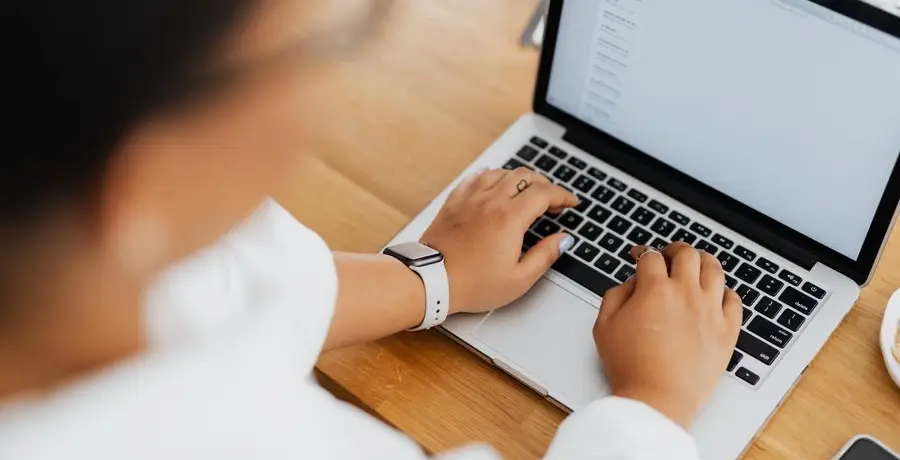 SMS vs. E-Mail: Was bringt mehr Bewertungen?